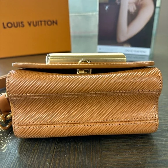 Louis Vuitton Tan Crossbody Bag with Timeless Elegance - Picture 8 of 10